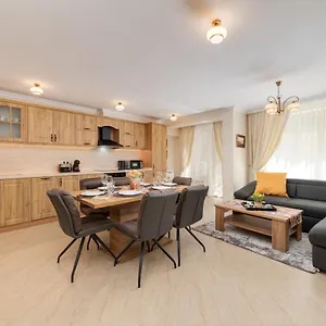 Deluxe And Garden Apartment